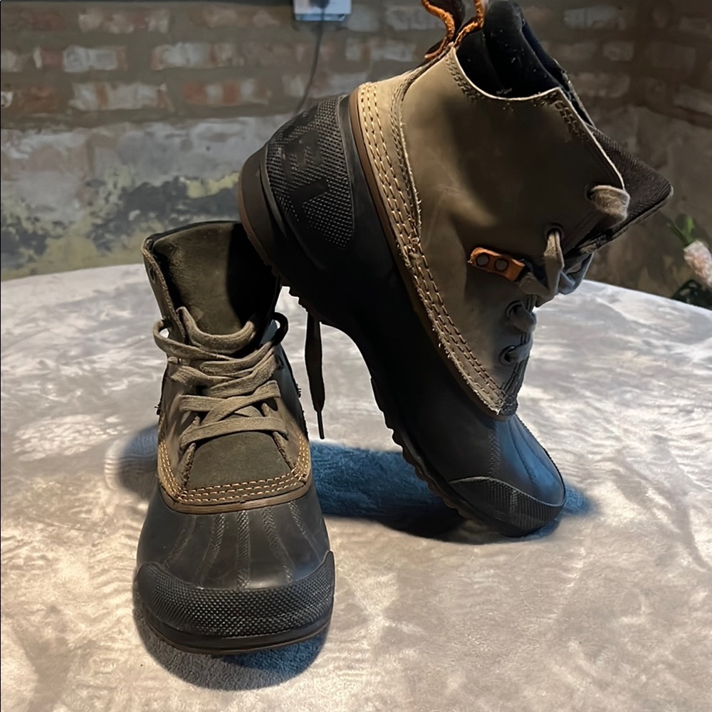 Sorel Men's Black and Brown Rain Boots size 8. Great used condition.